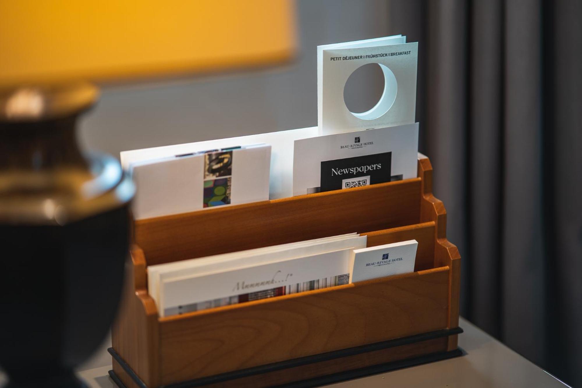 ボー リヴァージュ ホテル ヌシャテル エクステリア 写真 A magazine rack