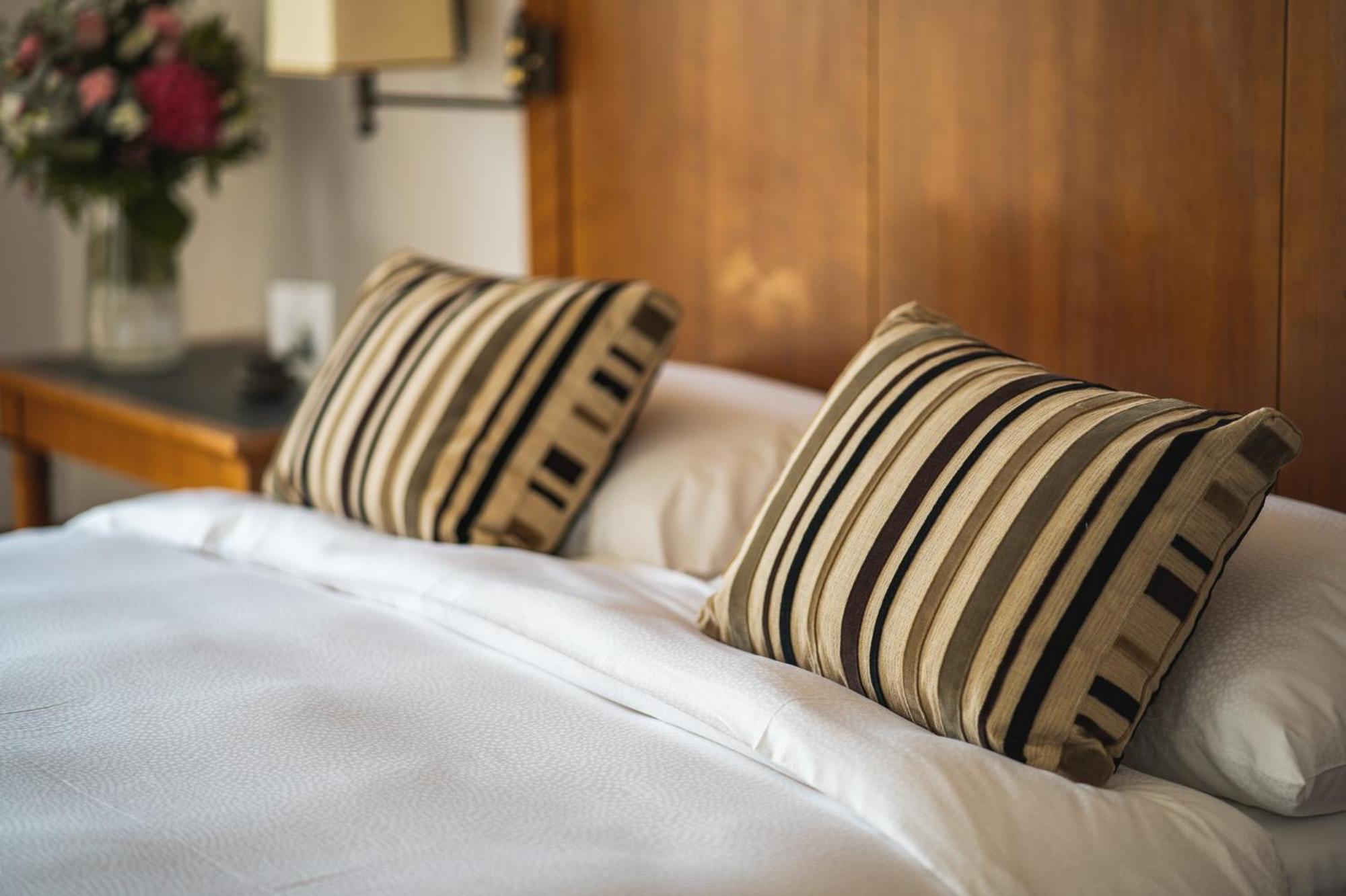 ボー リヴァージュ ホテル ヌシャテル エクステリア 写真 Pillows on a bed