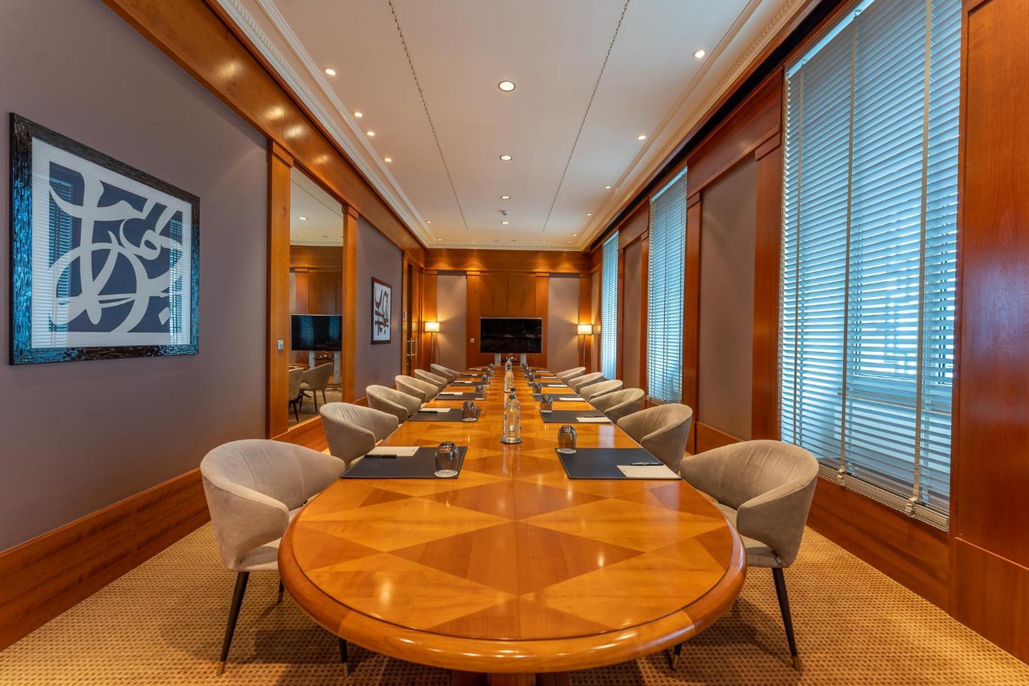 ボー リヴァージュ ホテル ヌシャテル エクステリア 写真 The boardroom at the club