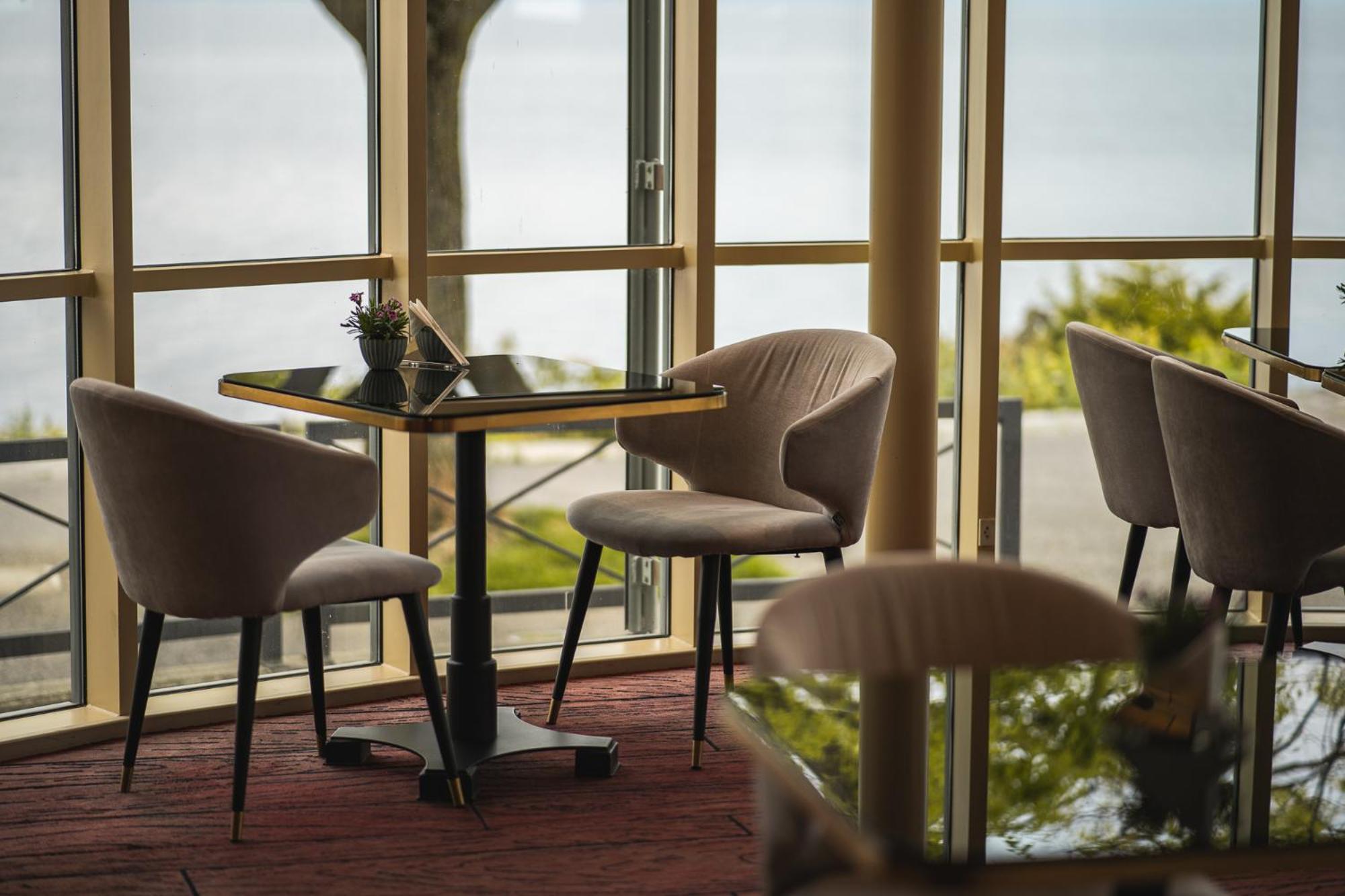 ボー リヴァージュ ホテル ヌシャテル エクステリア 写真 The interior of the lounge