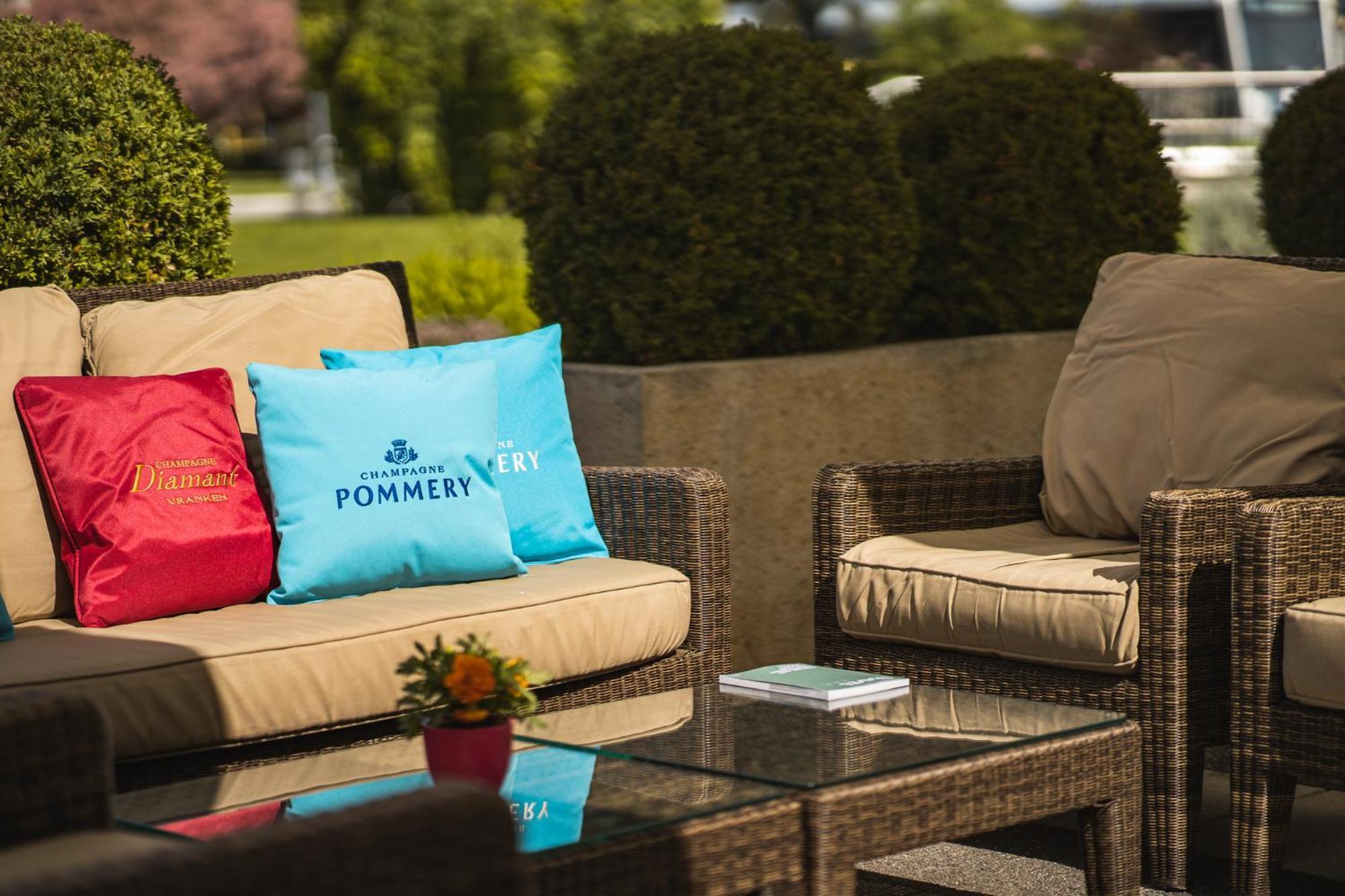 ボー リヴァージュ ホテル ヌシャテル エクステリア 写真 The Terrace at The Ivy
