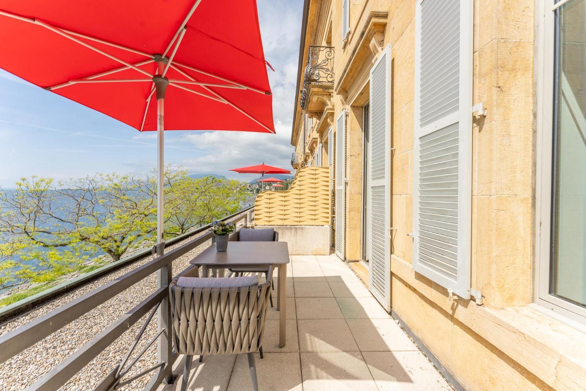 ボー リヴァージュ ホテル ヌシャテル エクステリア 写真 A balcony in Geneva, Switzerland