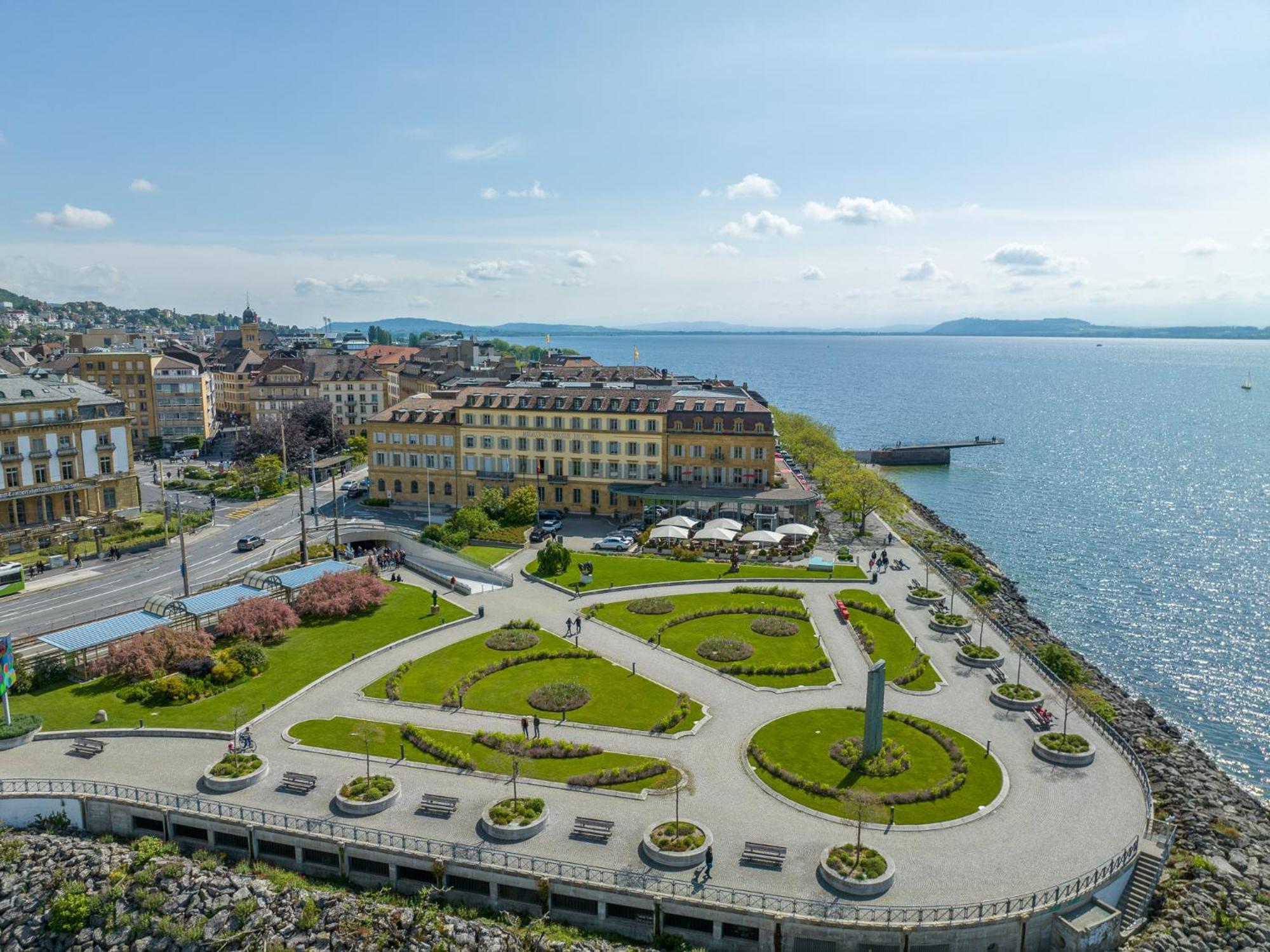 ボー リヴァージュ ホテル ヌシャテル エクステリア 写真 Aerial view of the square