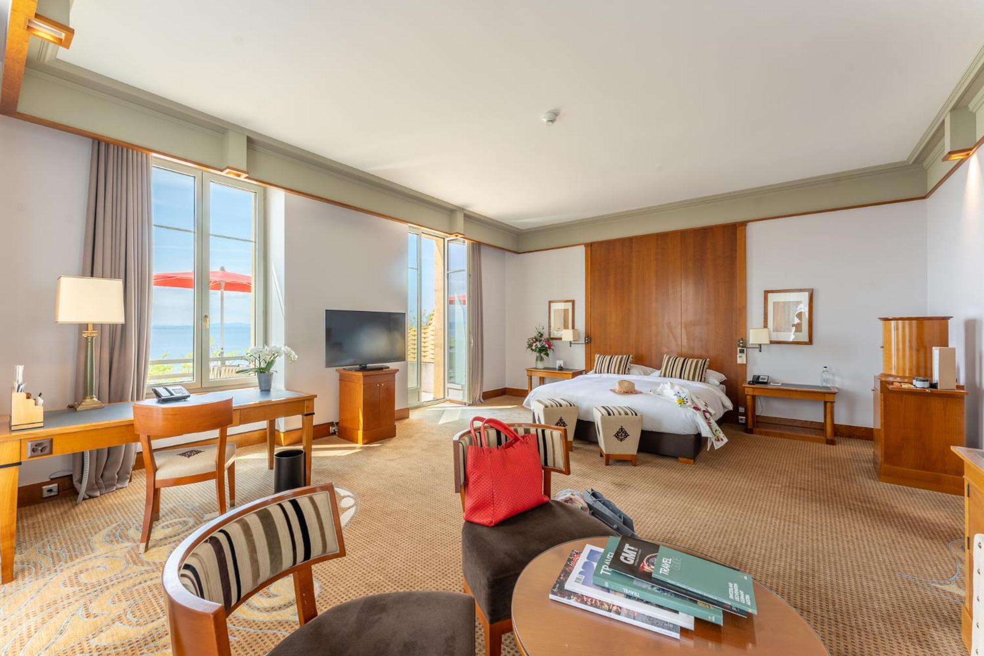 ボー リヴァージュ ホテル ヌシャテル エクステリア 写真 A suite at the hotel